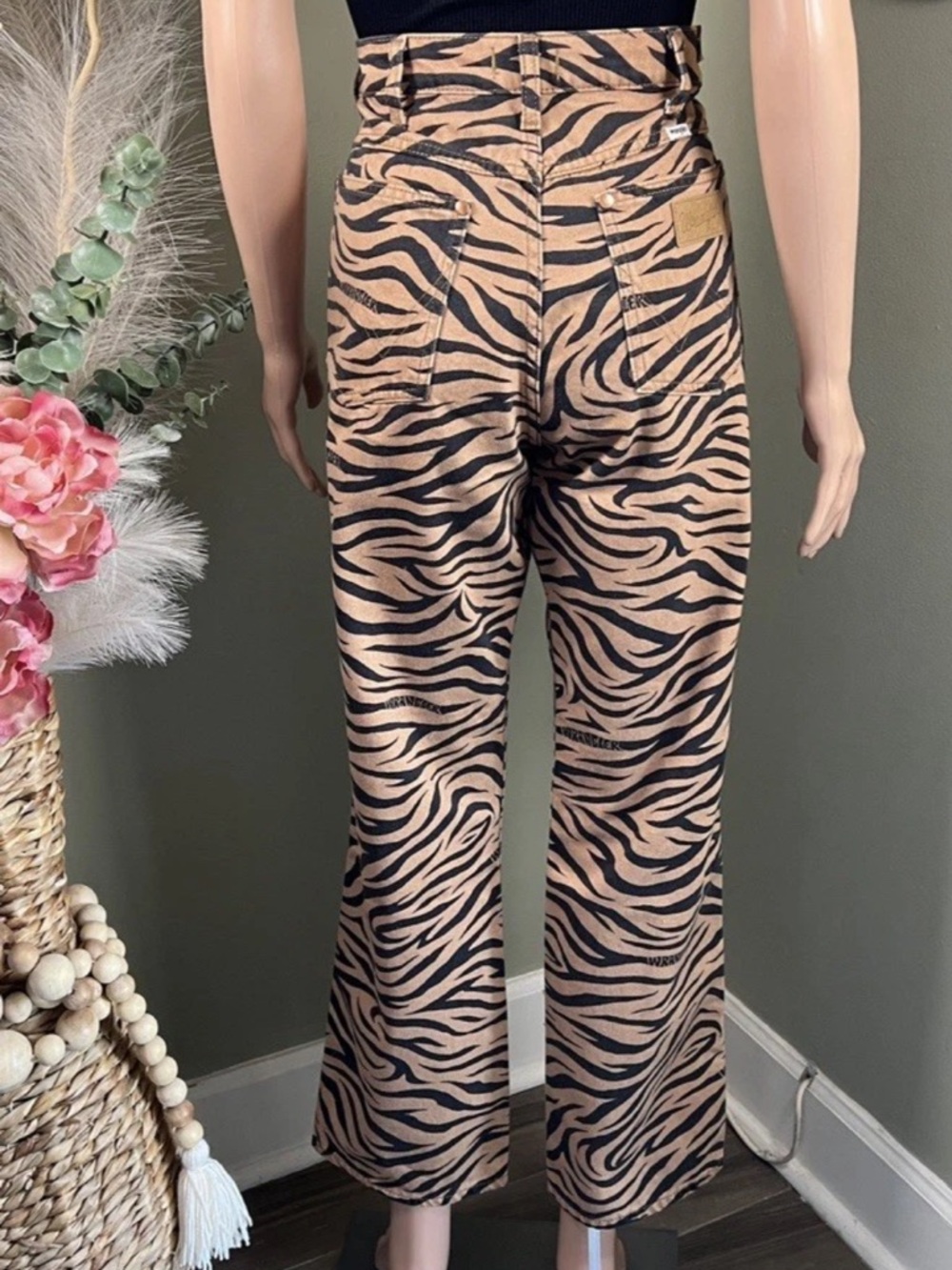 WRANGLER WOMEN'S HIGH RISE WILD WEST 🐅PURR PRINT JEANS 30x28 ANTHROPOLOGIE FP - Picture 9 of 15
